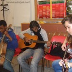 Tuintime (découvrant le Guitarviol de Jean-Luc), Alexandre (guitare) et Myriam (guitare)... et ça joue !