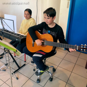 Damian à la guitare, et Naomy au piano