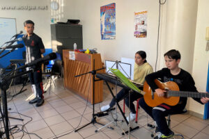 Elder, Naomy, et Damian à la guitare