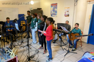 Le groupe des "Teenager": Hugo à la batterie, Elder, Béthany, Caroline, Éline, Élisa, et en arrière plan, Naomy au piano et Damian à la guitare (Jean-Luc est "présent", au clavier, mais hors du cadre de la photo !)